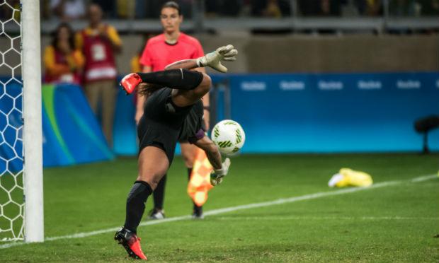 O Brasil sofreu muito para avançar às semifinais do futebol feminino. Bárbara defendeu dois pênaltis. / Foto: AFP.