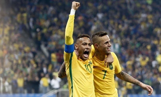 Neymar, de falta, aos 12 minutos, abriu o placar do jogo contra a Colômbia / Foto: AFP