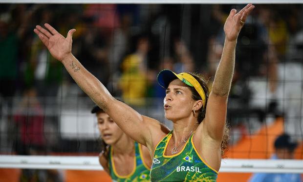 Dupla brasileira superou jogo apertado e vai para semifinal do vôlei de praia / Foto: Leon NEAL / AFP