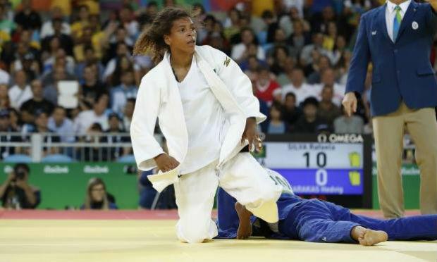 A judoca Rafaela Silva, 24 anos, ouro olímpico, é atleta do Instituto Reação, a ONG beneficiada, e moradora da Cidade de Deus. / Foto: AFP