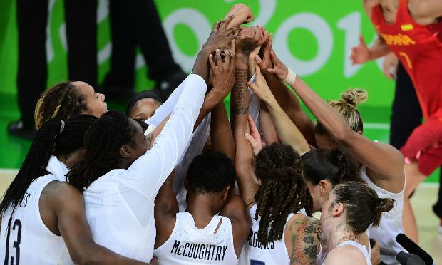 Os Estados Unidos ganharam com autoridade o ouro olímpico no torneio feminino de basquete  / Foto: AFP
