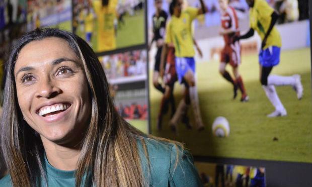 A jogadora Marta foi aplaudida e tirou fotos com torcedores na arquibancada do Maracanã / Foto: Agência Brasil