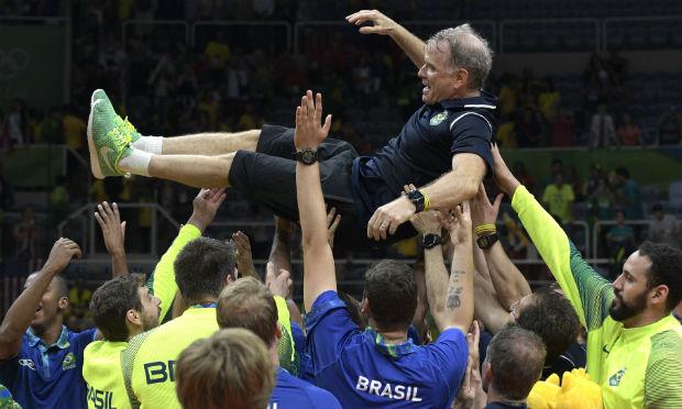 Bernardinho, que fará 57 anos, é considerado o técnico com mais conquistas na história do Brasil em títulos mundiais e olímpicos. / Foto: AFP.