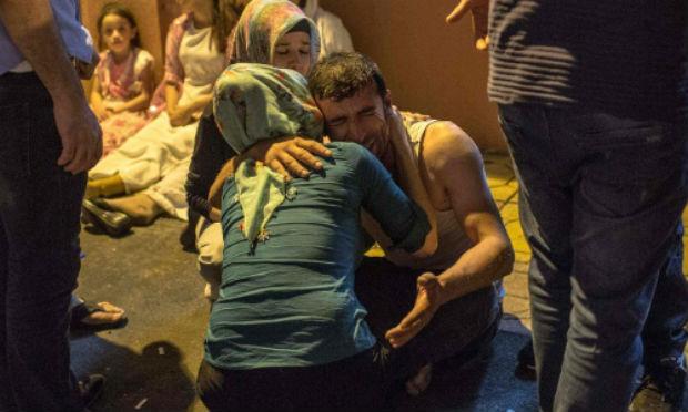 Parentes de vítimas do atentado se abraçam em frente a hospital turco / Foto: Ahmed Deeb/AFP