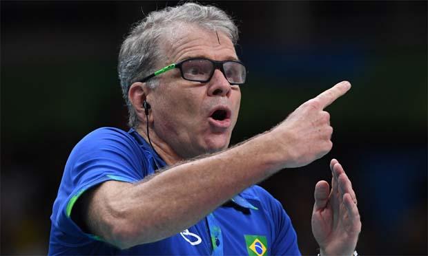 Bernardinho falou sobre como foi duro enfrentar o último ciclo olímpicos, com cobranças, problemas de saúde e a crise na Confederação Brasileira de Vôlei  / Foto: AFP