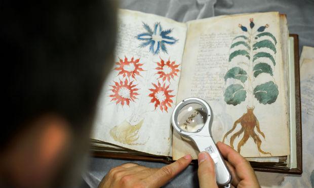 Alguns pesquisadores dedicaram suas vidas a tentar interpretar o chamado Manuscrito Voynich / Foto: AFP