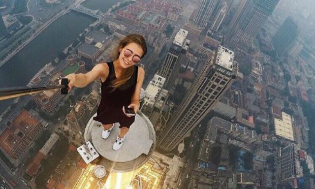 Angela Nikolau se arrisca nas alturas para a selfie perfeita. / Foto: Reprodução/Instagram