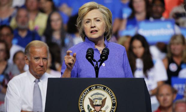 Hillary brincou a respeito do que espera de seu pouco convencional oponente durante o debate que acontecerá dentro de um mês em Nova York. / Foto: Dominick Reuter / AFP