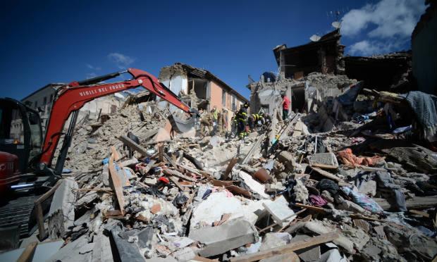 "Há ao menos 120 vidas destruídas e este não é um balanço definitivo", lamentou Matteo Renzi em Rieti, perto da zona atingida pelo terremoto. / Foto: Filippo Monteforte / AFP