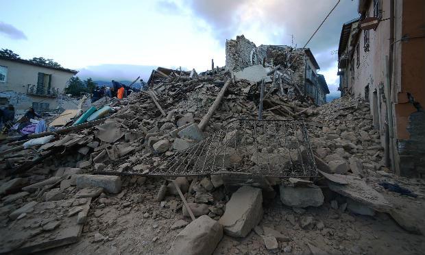 o terremoto de 6,2 graus de magnitude que atingiu a região central da Itália terça-feira (24), provocando a morte de ao menos 120 pessoas. / Foto: Filippo Monteforte / AFP