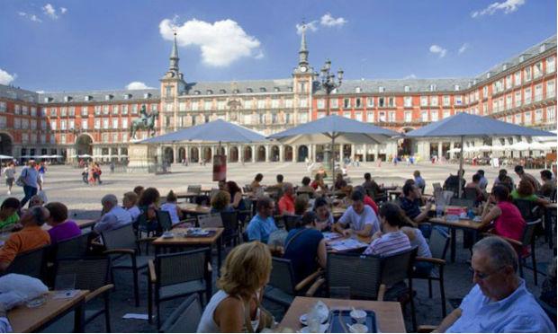 A Plaza Mayor é um dos pontos turísticos de Madri, na Espanha. O Instituto Cervantes promove na próxima terça-feira (23) uma palestra para quem deseja fazer intercâmbio para o país. / Foto: Calle Montes /Photononstop/AFP