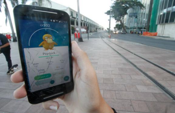 Caçada aos Pokémon continua mobilizando os usuários dos aplicativo na Capital pernambucana / Foto: Ricardo Labastier/ JC Imagem