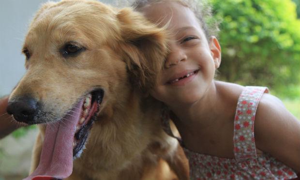 Criança passa a ter um faro de responsabilidade a partir da socialização com o cãozinho, segundo veterinário / Foto: Hélia Schepa/ JC Imagem