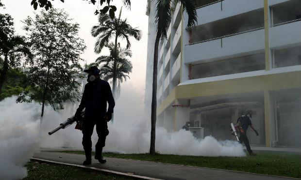 Os 41 casos revelados neste domingo envolvem residentes ou pessoas que trabalham em Cingapura, segundo um comunicado conjunto do Ministério da Saúde e da Agência de Meio Ambiente nacional. / Foto: Wong Kwai Chow / AFP