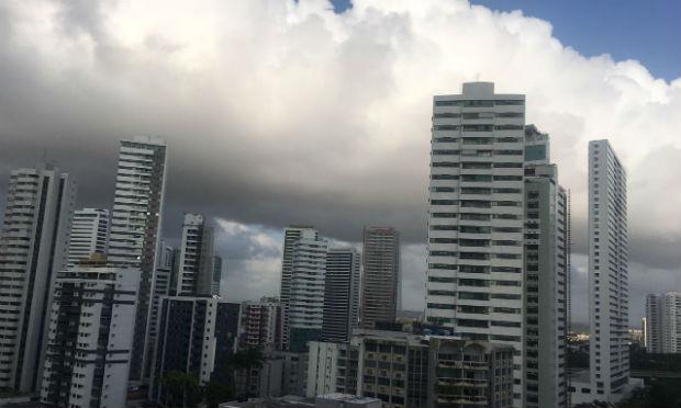 A terça-feira amanheceu cheia de nuvens no Recife / Foto: Gustavo Belarmino/NE10