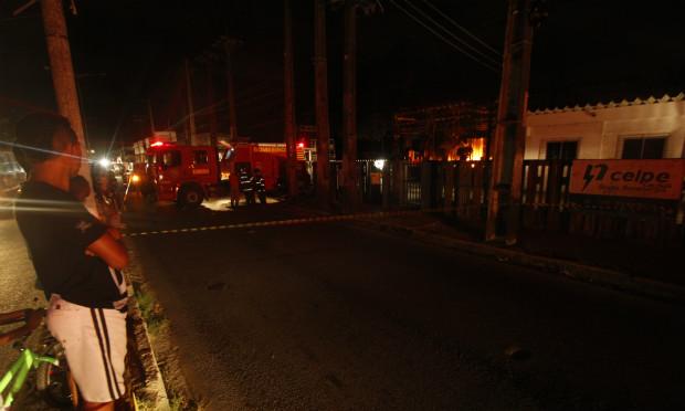 Incêndio deixou alguns bairros do Recife e de Olinda sem energia elétrica. / Foto: Ricardo B. Labastier/JC Imagem