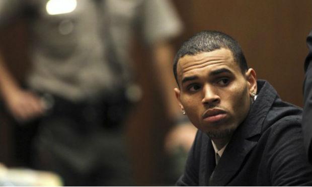 A mulher estava junto com Chris Brown e, após uma discussão, ele teria apontado a arma para ela. / Foto: AFP