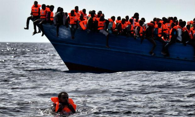 Os socorristas resgataram 39 embarcações, entre elas cinco barcos de pesca na Itália. / Foto: Aris Messinis / AFP