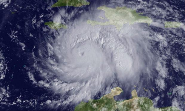 O centro do furacão de categoria 4 foi localizado a 362 quilômetros ao sudoeste da capital do Haiti / Foto: AFP