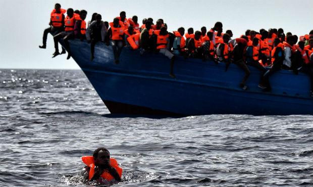 Anistia Internacional criticou o egoísmo dos países ricos no auxílio aos refugiados / Foto: ARIS MESSINIS / AFP
