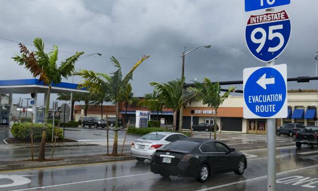 Apesar da mudança, o risco de danos ainda existe na Flórida. / Foto: AFP.