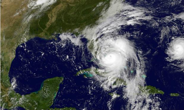 O furacão Nicole leva ventos de até 130 km/h e pode se fortalecer levemente nas próximas 24 horas. / Foto: Noaa-Nasa Goes Project / AFP
