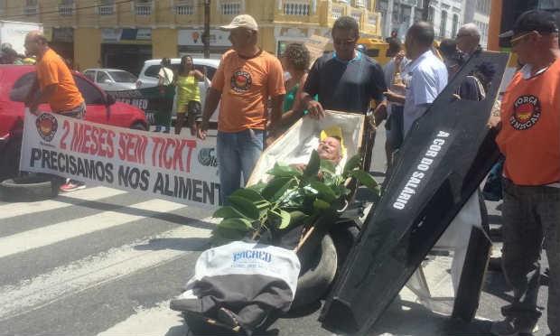 Manifestantes simularam um enterro no protesto / Foto:Talita Barbosa/JC Imagem