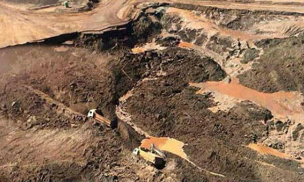 A mineradora, que é ligada à Vale e à BHP Billiton, é responsável pelo rompimento de uma barragem, no interior de Minas Gerais, em novembro de 2015. / Foto: Corpo de Bombeiros de MG / Divulgação