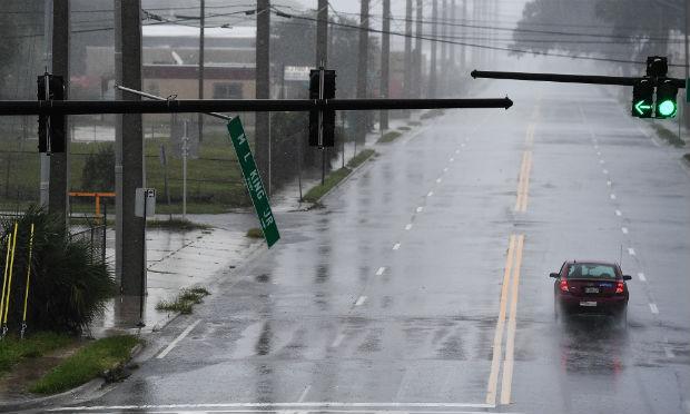 A tempestade deixou cerca de 300 mortos no Caribe e pelo menos uma pessoa morreu na Flórida / Foto: AFP