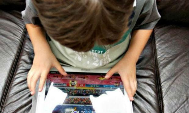 Segundo a pesquisa, nas classes econômicas mais altas é maior a proporção de crianças que acessam a internet mais de uma vez ao dia. / Foto: Internet