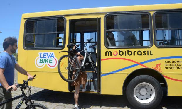 O ônibus que leva as bikes possui adesivos nas partes dianteira e traseira / Foto: Sharon Baptista/Divulgação Grande Recife