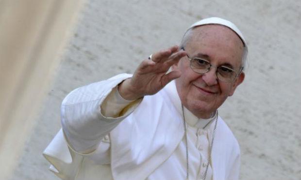 Papa Francisco disse em mensagem que o mundo é mais humano quando as crianças são acolhidas, protegidas e amadas / Foto: AFP