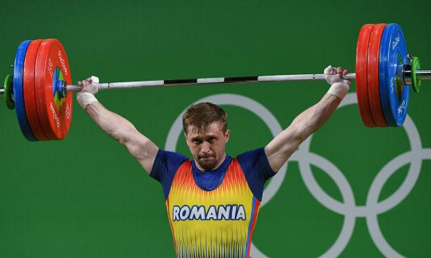 Romeno venceu a medalha de bronze na categoria até 85kg / Foto: AFP