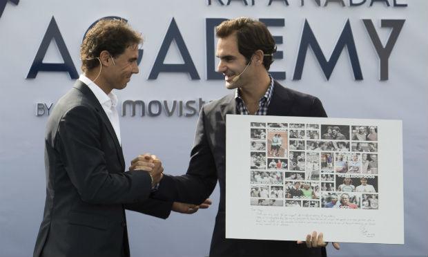 Além das palavras, Nadal entregou a Federer um quadro com fotos dos 34 confrontos que disputaram. / Fotos: AFP.