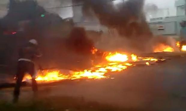 Manifestantes atearam fogo a objetos para bloquear a estrada / Foto:Cortesia/Adeílson de Souza
