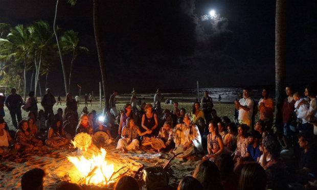 No último domingo, Ladamira guiou meditação na praia de Boa Viagem, no Recife / Foto: Gustavo Belarmino/NE10