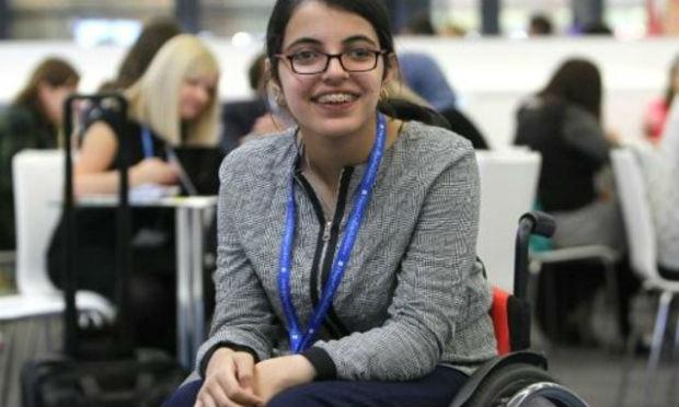 Nujeen Mustafa, de 17 anos, viajou entre Aleppo e Alemanha em sua cadeira de rodas / Foto:AFP