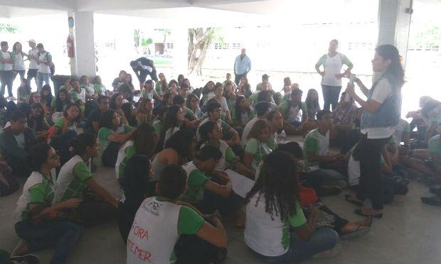 A ocupação é pacífica e por volta das 9h30 os estudantes iniciaram um debate, com a participação dos professores, no hall do prédio  / Foto: Thiago Vieira/NE10
