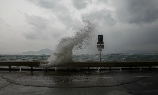 O tufão Haima chegou à Hong Kong nesta sexta (21) / Foto: AFP