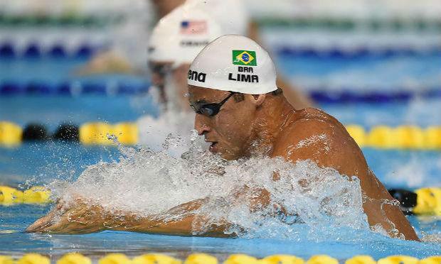O brasileiro fechou a sua participação na competição de Cingapura com duas medalhas, pois já havia conquistado o ouro ao vencer o 50 m peito, na sexta-feira.  / Foto: Timothy A. Clary / AFP