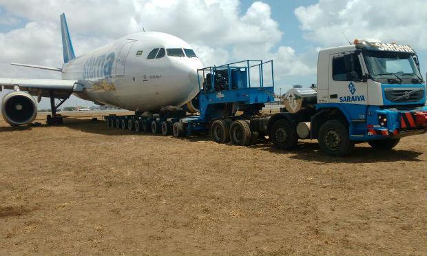 Avião foi retirado neste domingo da pista do aeroporto / Foto: Carlos Valle / Cortesia