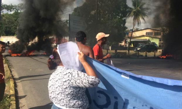 Protesto ocorre no KM 1 da Estrada de Aldeia / Foto: Isa Maria/ TV Jornal