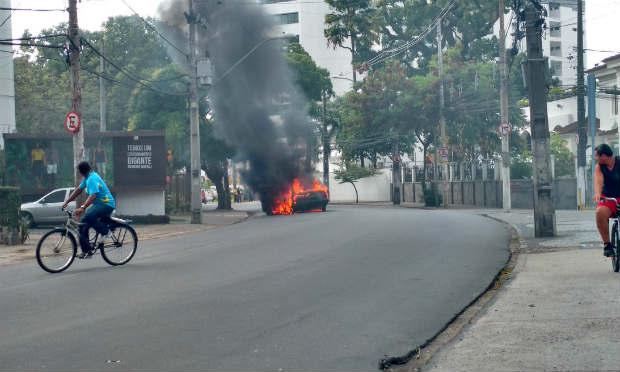 Bombeiros atuaram para apagar o fogo / Foto: Fabiana Moraes/Twitter