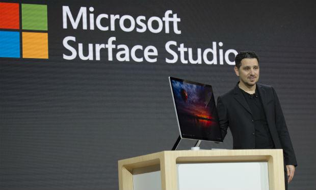 A gigante americana da informática anunciou o seu primeiro computador de mesa, o Surface Studio, que compete com o iMac e o Mac Pro da Apple. / Foto: Don Emmert / AFP