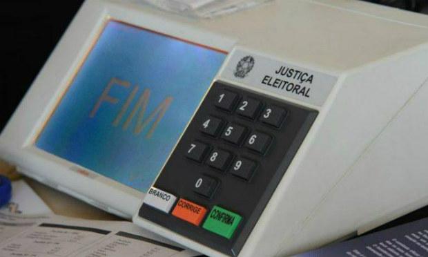 Apresentando qualquer tipo de defeito nas urnas eletrônicas, os mesários já são treinados para chamar a equipe técnica. / Foto: Agência Brasil