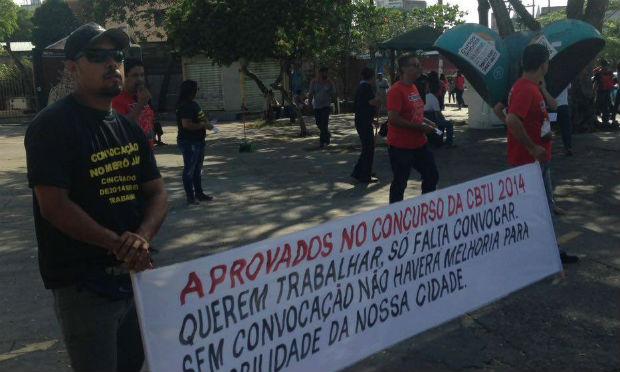 O protesto acontece na manhã desta sexta-feira, na Estação Central / Foto: Suellen Fernandes/Rádio Jornal