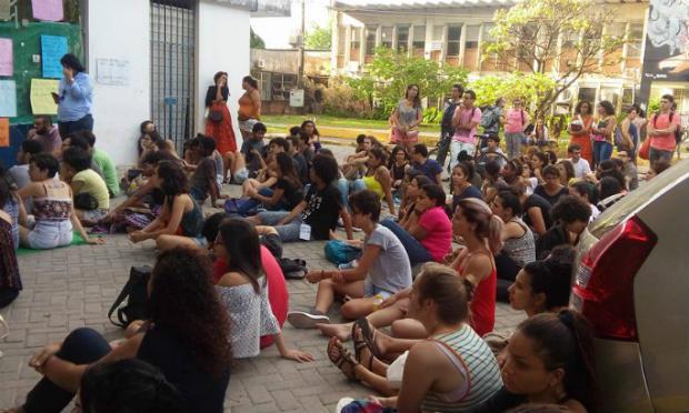 Os estudantes protestam contra a PEC-241, a reforma do Ensino Médio, dentre outras reivindicações. / Foto: Reprodução Raysa Nascimento/Facebook