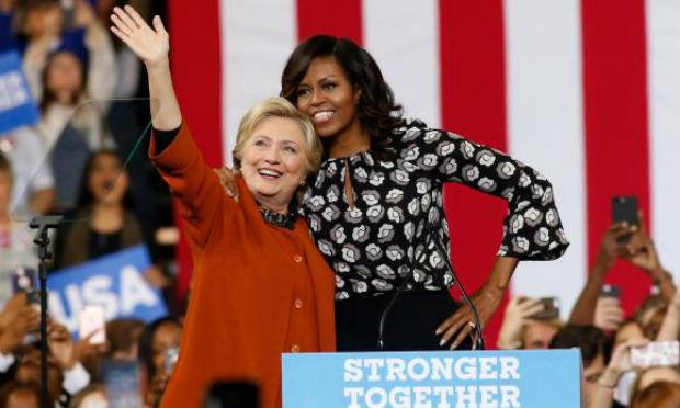 A candidata à presidência dos Estados Unidos pelo partido Democrata, Hillary Clinton, recebeu o apoio da primeira-dama Michelle Obama, durante um comício em Winston-Salem, no estado da Carolina do Norte / Foto: Brian Blanco/EPA/Agência Lusa