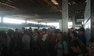 Passageiros da estação Joana Bezerra foram afetados por problemas nas duas linhas
