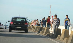 Passageiros caminharam no Viaduto Capitão Temudo